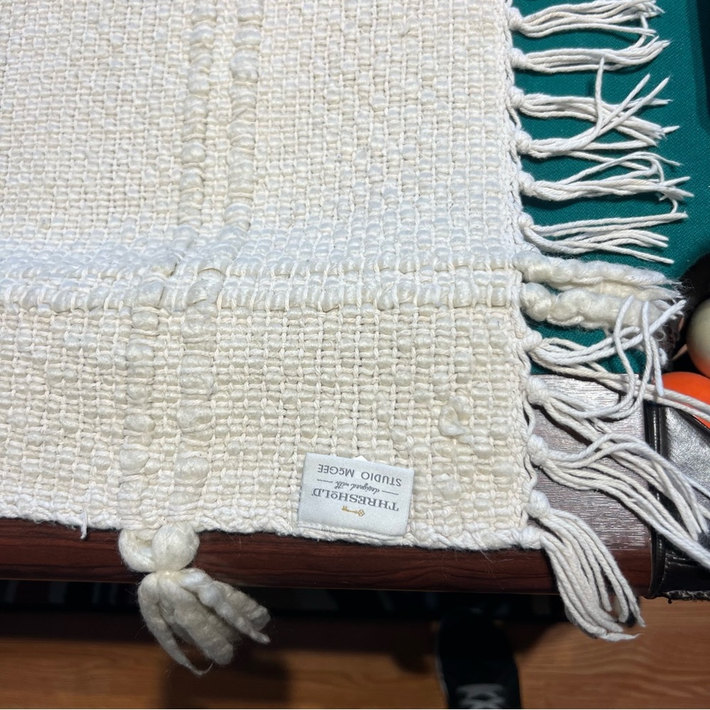 Textured cotton/acrylic Throw Blanket with fringe is 60 x 48“ - Picture 4 of 10